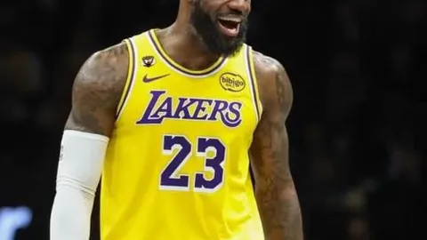 “英超战报：阿玛德帽子戏法，曼联3-1力克南安普顿安东尼错失良机”